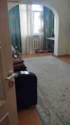 срочно продаётся 1 комнатная квартира в районе ошского рынка по улице молодая гвардия токтогула: 1 комната, Собственник, Без подселения, С мебелью частично