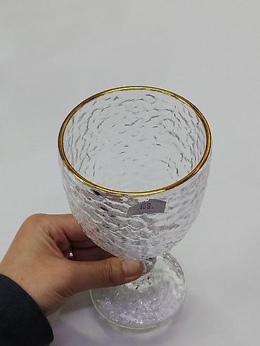 Бокал на ножке из рифлёного прозрачного стекла с золотистой окантовкой