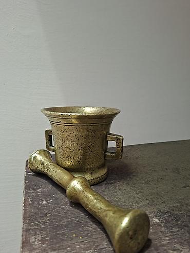 Aş qazanı: Antik bürünc həvəngdəstə satılır. Təxminən 100 ildən çox yaşı var. Tam — 5