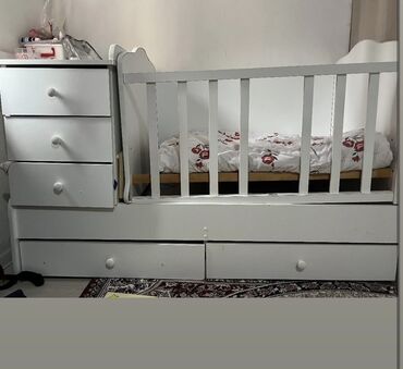 детскую кроватку с бортиками и балдахином: Продаётся детский манеж Состояние отличное, оценка 9 из 10. Прочный