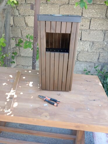 Tullantı qabları: Taxtadan hazırlanmış, müxtəlif formalı küçə zibil qutuları. Üst — 10