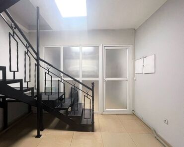 Офисы: Сдаю Офис, 40 м², В бизнес центре, 1 линия