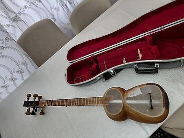 qarmon satışı: Şəki ustalarının əl işi olan, super səsli tut tarı satılır. ​Alət öz — 1