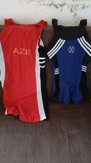 ağ rezin çəkmələr: Güləş üçün yarış geyimləri (singlet) dəsti - 2 ədəd: qırmızı-ağ-qara