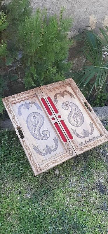 Nərdlər: Oyun oynamaq üçün nəzərdə tutulmuş, üzərində oyma naxışlar olan taxta — 6