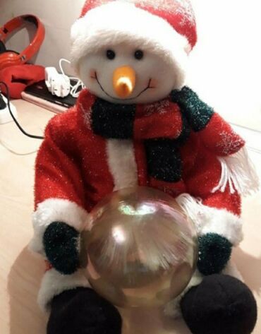 yeni ile aid dirnaq bezekleri: Снеговик (музыкальный,поёт песню "jingle bells" и качает головой под