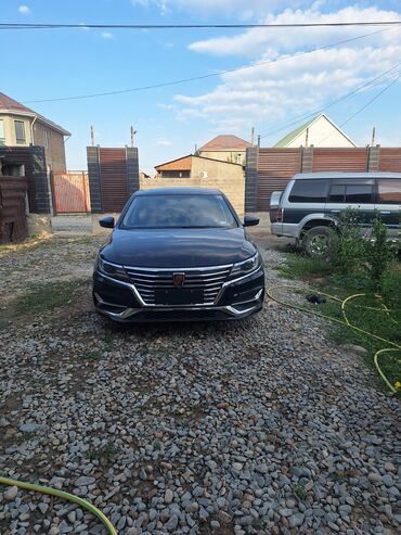 мини электромобиль: Черный седан Roewe 550 — это элегантный автомобиль с современным