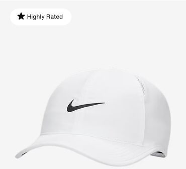 Шапки: Белая бейсболка Nike с черным логотипом. Изготовлена из легкого