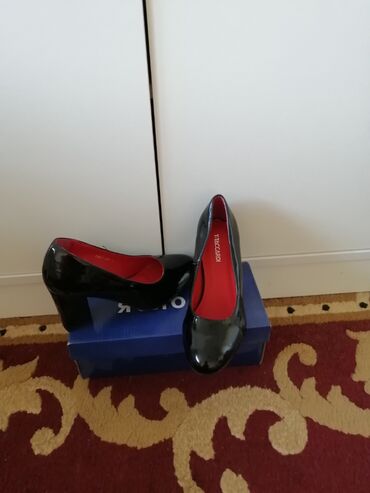 зимняя женская обувь: Туфли 35, цвет - Черный