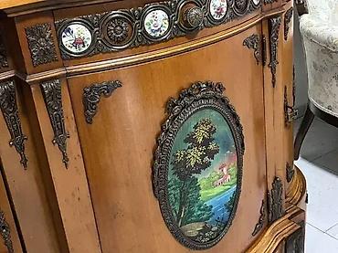 dallas plakari: Stilska komoda sa porcelanskim ukrasima 🪑 Dobro stanje Dimenzije: 📏 — 5