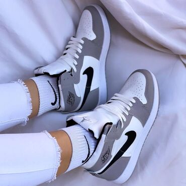 Patike: Jordan air 1 duboke jordanke

Novo
Brojevi 36 do 40 — 4