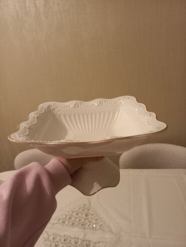 Mətbəx aksesuarları: Zərif dizaynlı, ayaqlı porselen meyvə/şirniyyat qabı. - Material: ağ