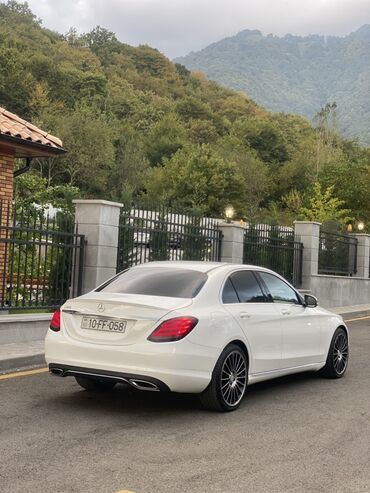 qapi zili: Mercedes‑Benz C‑Class sedan - Kuzov: ağ rəng, 4 qapı, AMG üslublu ön