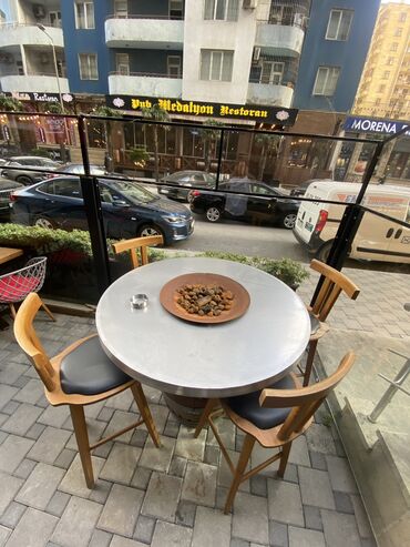 Restoran mebeli: 2 adet sacli yemek masasi 7 adet stolu ilr bir yerde.altinda qaz