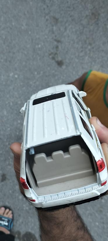stranger things kinder joy: Ağ rəngli metal korpuslu Land Cruiser tipli oyuncaq SUV model maşın — 1