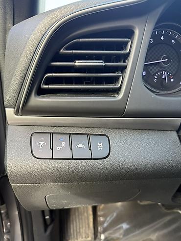 hyundai veracruz: Hyundai Elantra sedan - Korpus: gümüş rəng, aqressiv ön panjur və — 10