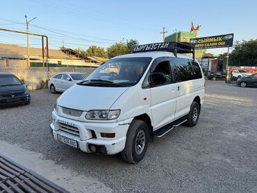 передвижные дома: Белый минивэн Mitsubishi Delica с багажником на крыше и лестницей
