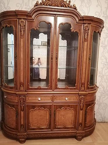 Klassik üslubda iri vitrin-bufet - Material: keyfiyyətli ağac