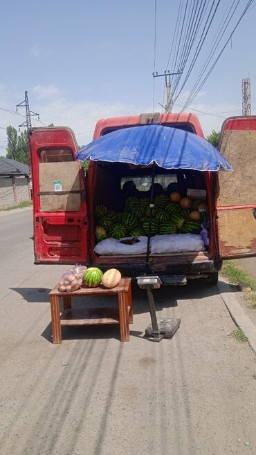 кофр на крышу автомобиля: Красный фургон Ford Transit с высокой крышей, идеально подходящий для