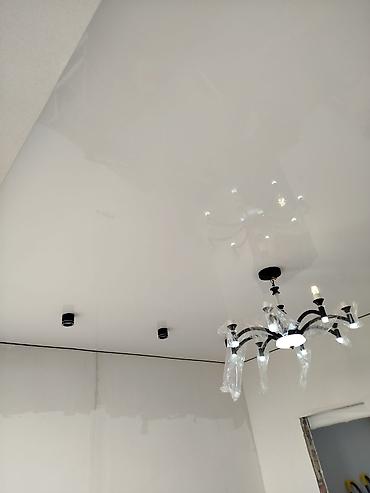 Трековые светильники и споты: Все элементы работают вместе: свет, линии потолка и ниши. За счёт — 14