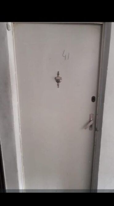 Tavan: Köhnə seyf qapı. Ağır dəmirdir. İndiki qapılardan daha dözümlüdür