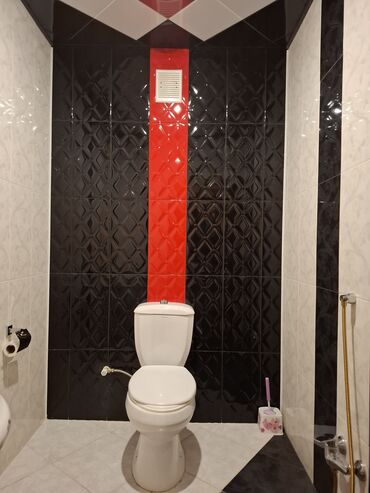 Unitazlar: Ağ və qara rənglərdə keramik plitələrlə döşənmiş müasir hamam. Hamam — 5