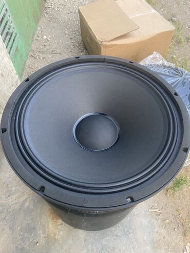 помощь хакера срочно: Динамик JBL Professional черного цвета, предназначенный для