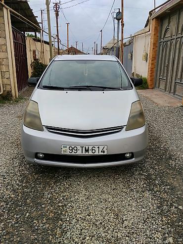 on faralar: Toyota Prius (2-ci nəsil) – gümüşü rəng, hibrid sedan/hatchbek — 4