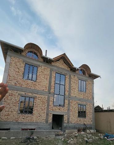 Продаётся кирпичный двухэтажный дом с мансардой и внутренним двориком