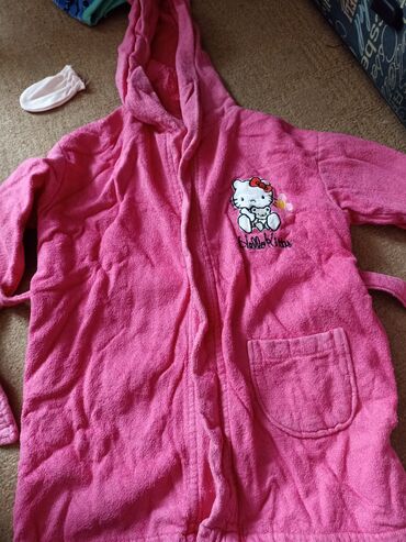 Pencəklər: Uşaq üçün Hello Kitty temalı bornoz/xalat. - Rəng: parlaq çəhrayı -