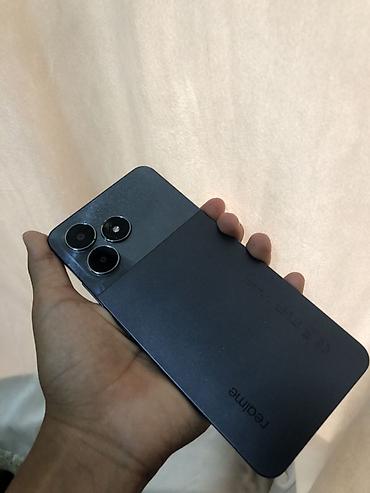 nokia 1: Смартфон с плоскими гранями и матовым темно‑серым корпусом. На задней — 6