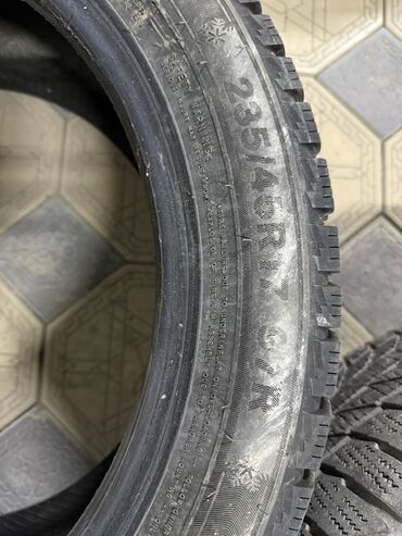 Шины: Продаю шины зимние 235/45 R17 жирный протектор в отличном состоянии