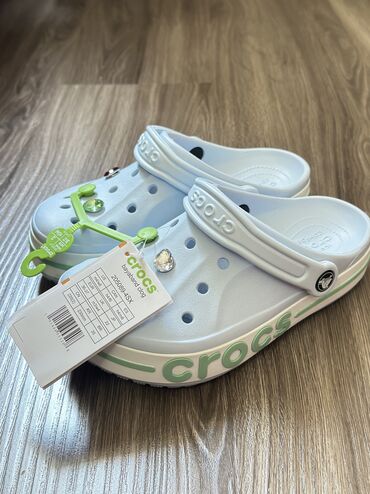 обувь новые: Продаю Crocs 35р оригинал 
Очень красивые 
В подарок джибетсы