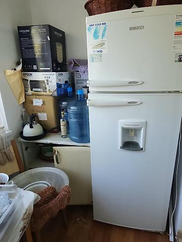 Холодильник Beko с верхней морозильной камерой и диспенсером для воды