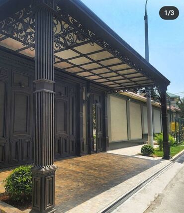 Другие строительные материалы: Металлические ворота с коваными элементами и навесом из поликарбоната — 25