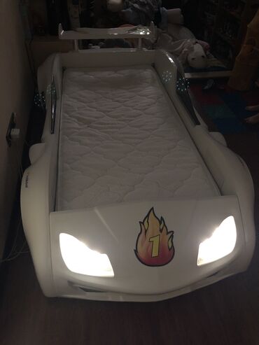 прикроватная кроватка: Кровать - машина. Свет + звук. Детская / подростковая. Есть пульт