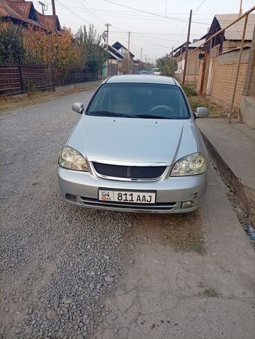 обвес аккорд 7: Седан серебристого цвета, левый руль. Кузов 4‑дверный, компакт-класс