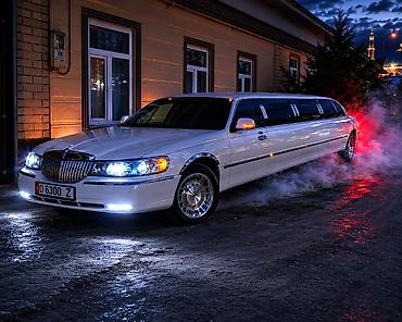 70 200: Лимузин Lincoln Town Car Stretch — представительский белый седан — 1