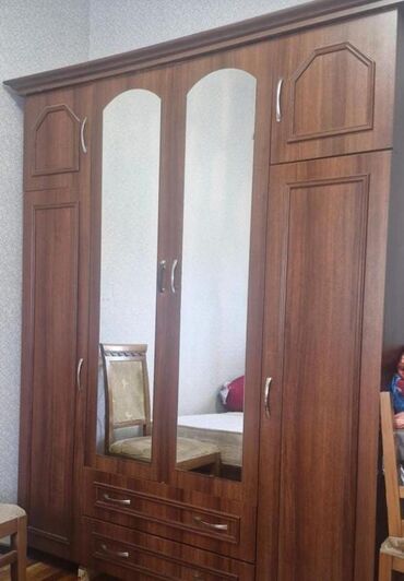 Matraslar: 4 qapılı Düz dolab, Dolab-asılqan