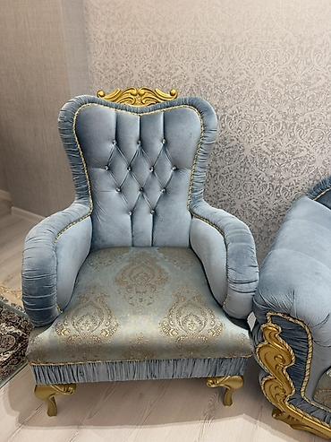 puflar: Klassik üslubda dəbli qonaq otağı dəsti - Tərkibi: 3 nəfərlik divan — 3