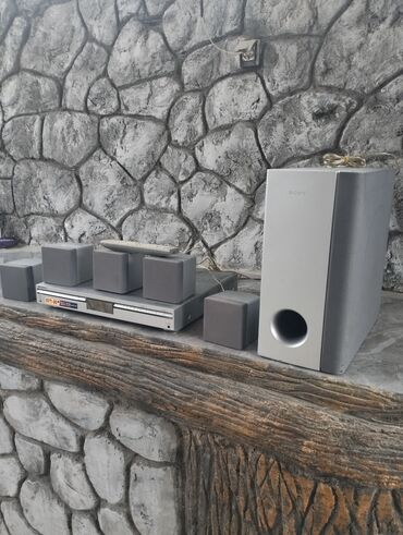 Musiqi mərkəzləri: Sony ev kinoteatrı komplekti Komplekt: - 5 ədəd kompakt peyk akustik — 5