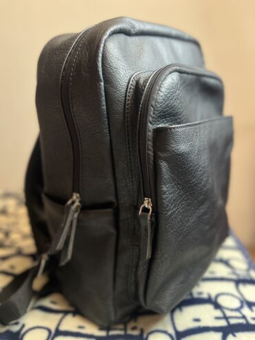 рюкзак пума: Продаю классный вместительный рюкзак Черного цвета Помещается