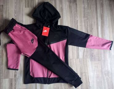 Komplet trenerke: Nike komplet trenerke za decake i devojcice :)
Velicine 8 10 12 14 — 13