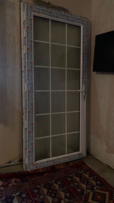Qazanlar: PVC şüşəbənd qapı - Material: ağ PVC profil - Brend/profil: üzərində