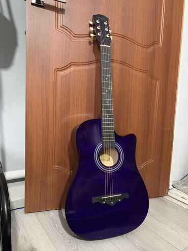 срочно продаю гитару: Срочно! Продаю гитару Цвет фиолетовый Идеально подойдет для начинающих