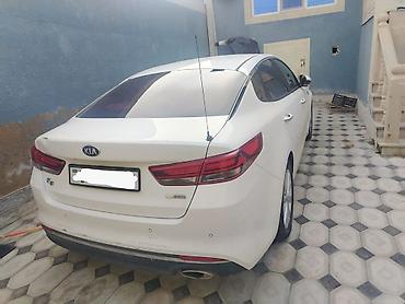 Kia: Kia K5 sedan – ağ rəng, 4 qapı, ön çəkiş. Geniş və komfortlu salonlu — 6