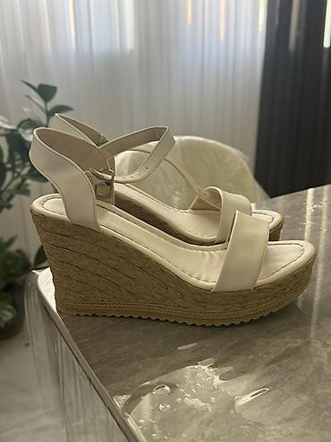 etekler: Açıq krem rəngli platforma sandal - Model: kəmərli platforma (wedge) — 1