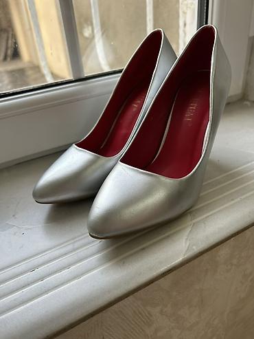 stiletto ayaqqabilar: Gümüş rəngli qadın tuflisi – L’ETUAI - Model: Klassik stiletto - — 1