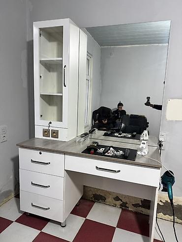 Salon, tibbi mebel: Bərbər/saç ustası üçün iş masası və güzgü komplekti - Geniş ölçülü — 1