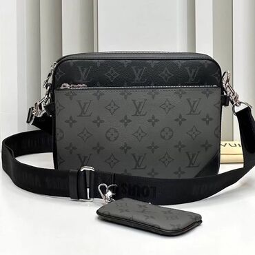 Барсетки: Барсетка, Louis Vuitton, Материал: Экокожа, Застежка на молнии, Разделенные отделения, Новый